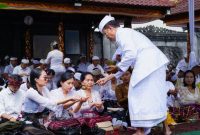 Pura Besakih, salah satu kompleks pura terbesar dan paling sakral di Bali, menjadi saksi bisu perjalanan panjang sejarah kerajaan Hindu di Pulau Dewata. Arsitektur megahnya mencerminkan keagungan budaya dan spiritualitas Bali yang telah lestari selama berabad-abad.