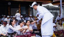 Pura Besakih, salah satu kompleks pura terbesar dan paling sakral di Bali, menjadi saksi bisu perjalanan panjang sejarah kerajaan Hindu di Pulau Dewata. Arsitektur megahnya mencerminkan keagungan budaya dan spiritualitas Bali yang telah lestari selama berabad-abad.
