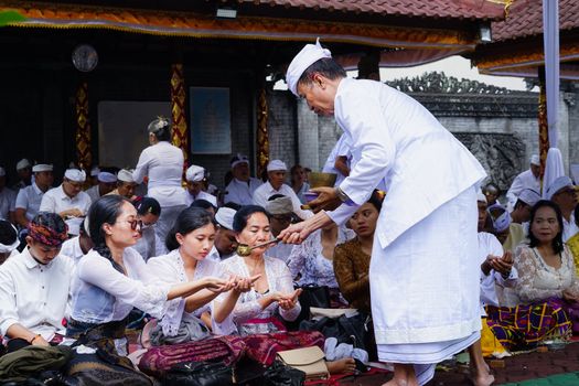 Pura Besakih, salah satu kompleks pura terbesar dan paling sakral di Bali, menjadi saksi bisu perjalanan panjang sejarah kerajaan Hindu di Pulau Dewata. Arsitektur megahnya mencerminkan keagungan budaya dan spiritualitas Bali yang telah lestari selama berabad-abad.
