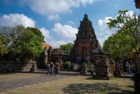 Patung-patung kuno dan artefak prasejarah yang ditemukan di situs-situs arkeologi Bali memberikan gambaran nyata tentang kehidupan masyarakat Bali Mula yang kaya akan spiritualitas dan kearifan lokal. Penemuan ini membuka jendela ke masa lalu Pulau Dewata, jauh sebelum popularitas pariwisata modern.