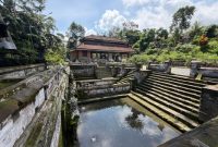 Sisa-sisa kemegahan Pura Goa Gajah di Bali, salah satu situs purbakala yang menjadi saksi bisu kejayaan peradaban Bali Mula. Kompleks candi ini menunjukkan akulturasi budaya Hindu dan Buddha yang telah terjadi sejak berabad-abad lalu.