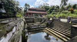 Sisa-sisa kemegahan Pura Goa Gajah di Bali, salah satu situs purbakala yang menjadi saksi bisu kejayaan peradaban Bali Mula. Kompleks candi ini menunjukkan akulturasi budaya Hindu dan Buddha yang telah terjadi sejak berabad-abad lalu.