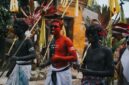 Prosesi Ngaben di Bali dengan menara bade yang megah, mengiringi perjalanan arwah menuju keabadian. Gambar ini menangkap esensi spiritual dan kebersamaan yang menjadi inti dari tradisi sakral masyarakat Hindu Bali.