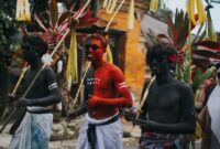 Prosesi Ngaben di Bali dengan menara bade yang megah, mengiringi perjalanan arwah menuju keabadian. Gambar ini menangkap esensi spiritual dan kebersamaan yang menjadi inti dari tradisi sakral masyarakat Hindu Bali.