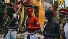 Prosesi Ngaben di Bali dengan menara bade yang megah, mengiringi perjalanan arwah menuju keabadian. Gambar ini menangkap esensi spiritual dan kebersamaan yang menjadi inti dari tradisi sakral masyarakat Hindu Bali.