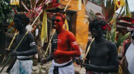 Prosesi Ngaben di Bali dengan menara bade yang megah, mengiringi perjalanan arwah menuju keabadian. Gambar ini menangkap esensi spiritual dan kebersamaan yang menjadi inti dari tradisi sakral masyarakat Hindu Bali.