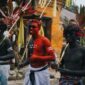 Prosesi Ngaben di Bali dengan menara bade yang megah, mengiringi perjalanan arwah menuju keabadian. Gambar ini menangkap esensi spiritual dan kebersamaan yang menjadi inti dari tradisi sakral masyarakat Hindu Bali.