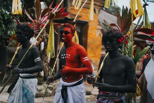 Prosesi Ngaben di Bali dengan menara bade yang megah, mengiringi perjalanan arwah menuju keabadian. Gambar ini menangkap esensi spiritual dan kebersamaan yang menjadi inti dari tradisi sakral masyarakat Hindu Bali.